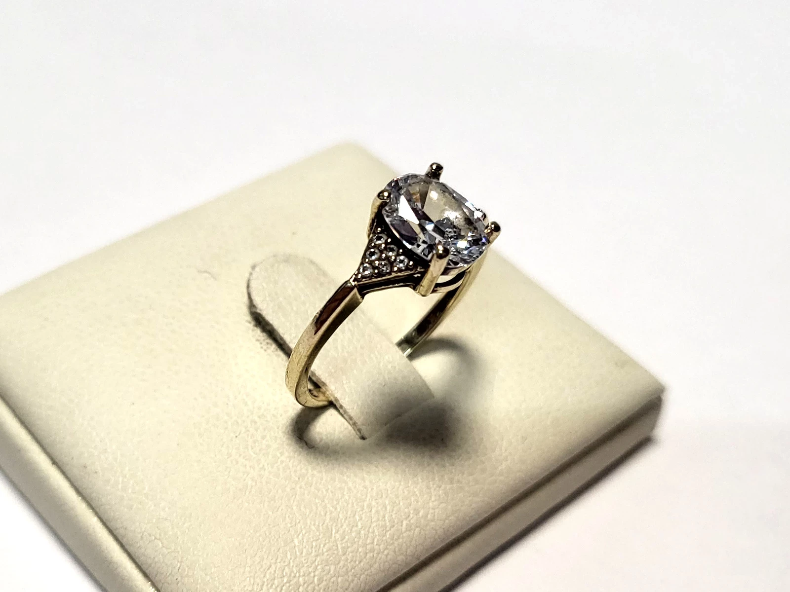 piekny-pierscionek-333-168g-r10-kamien-cyrkonia