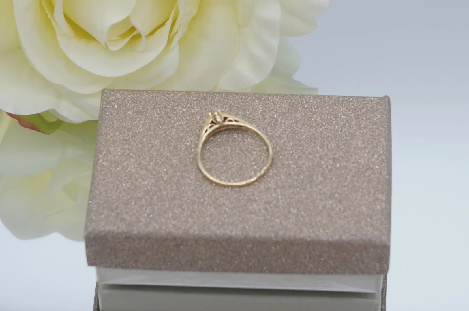 zloty-pierscionek-proby-585-z-cyrkonia-stan-uzywany