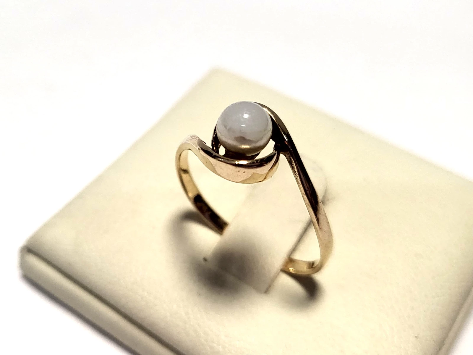 piekny-pierscionek-18g-585-r14-stan-uzywany