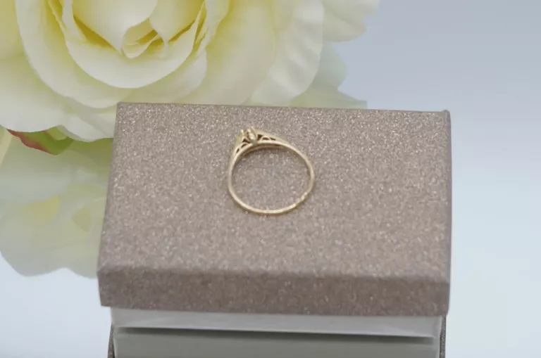 zloty-pierscionek-proby-585-z-cyrkonia-stan-uzywany