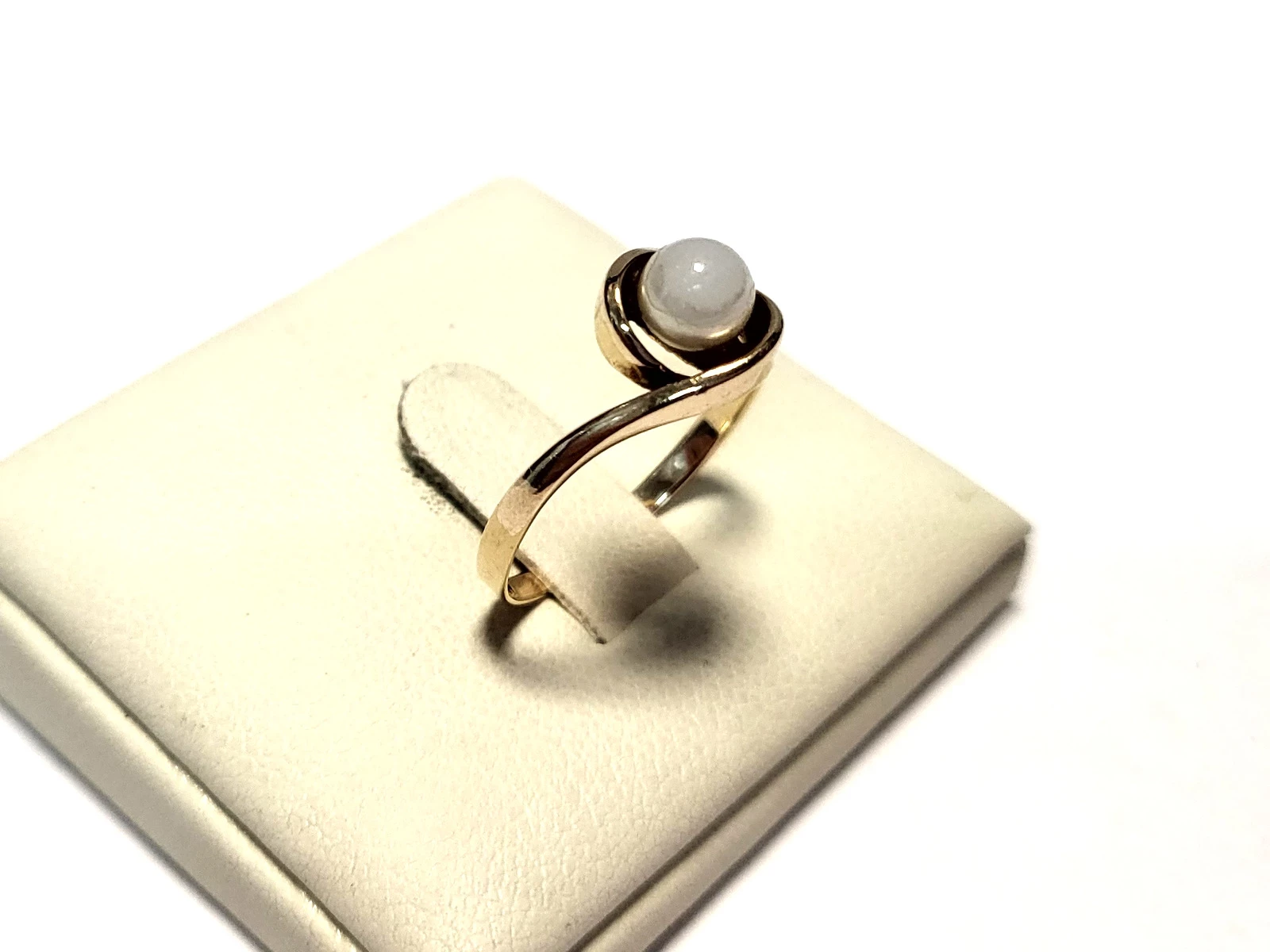 piekny-pierscionek-18g-585-r14-rodzaj-wyrob-jubilerski