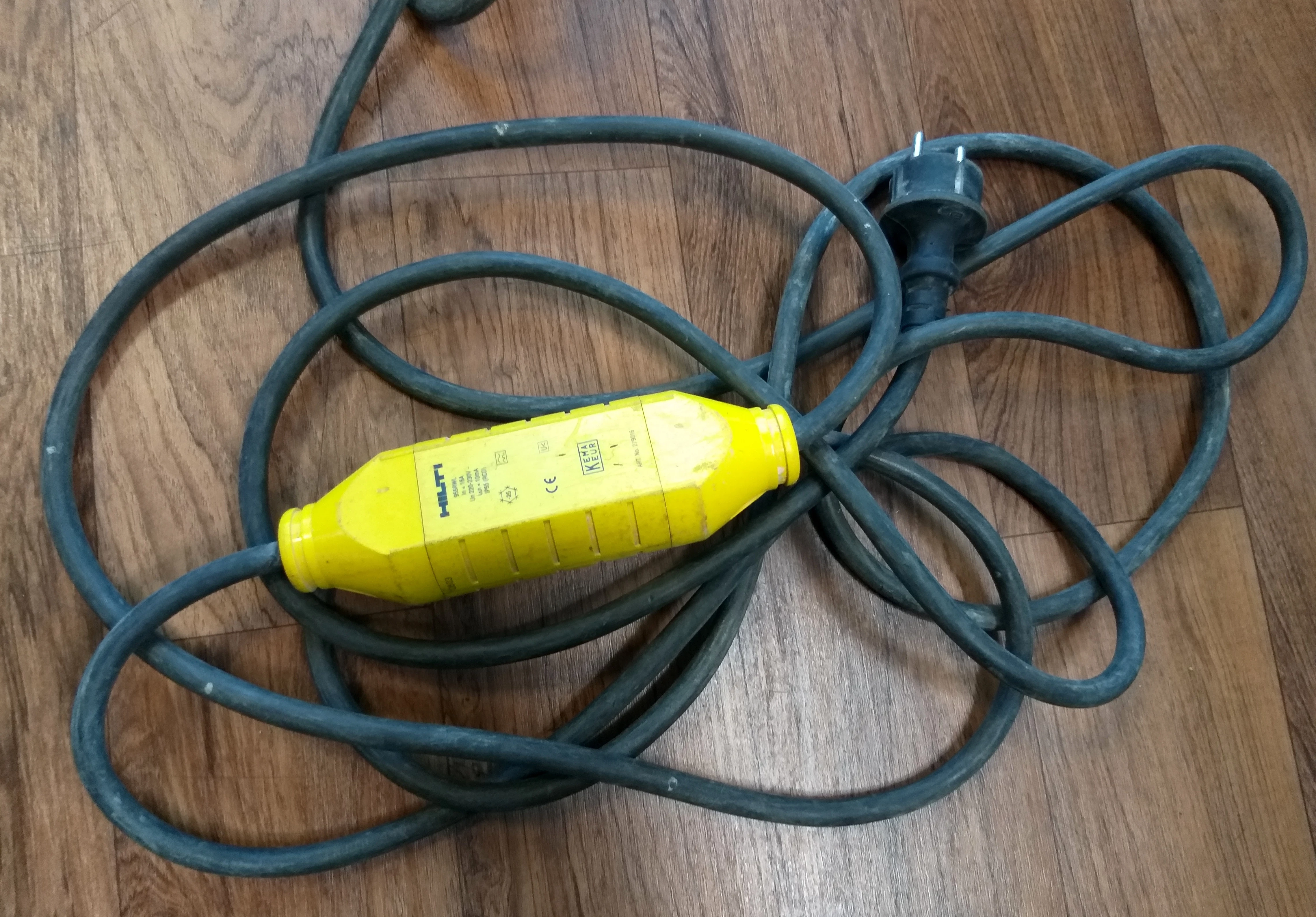 wiertnica-hilti-dd130-walizka-zasilanie-elektryczne