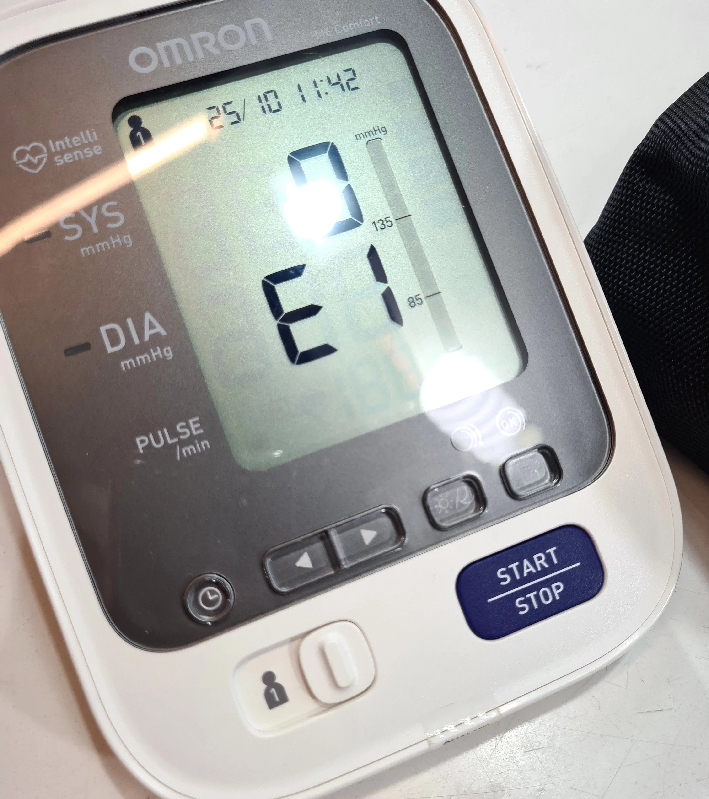 omron-cisnieniomierz-naramienny-m6-rodzaj-elektroniczny