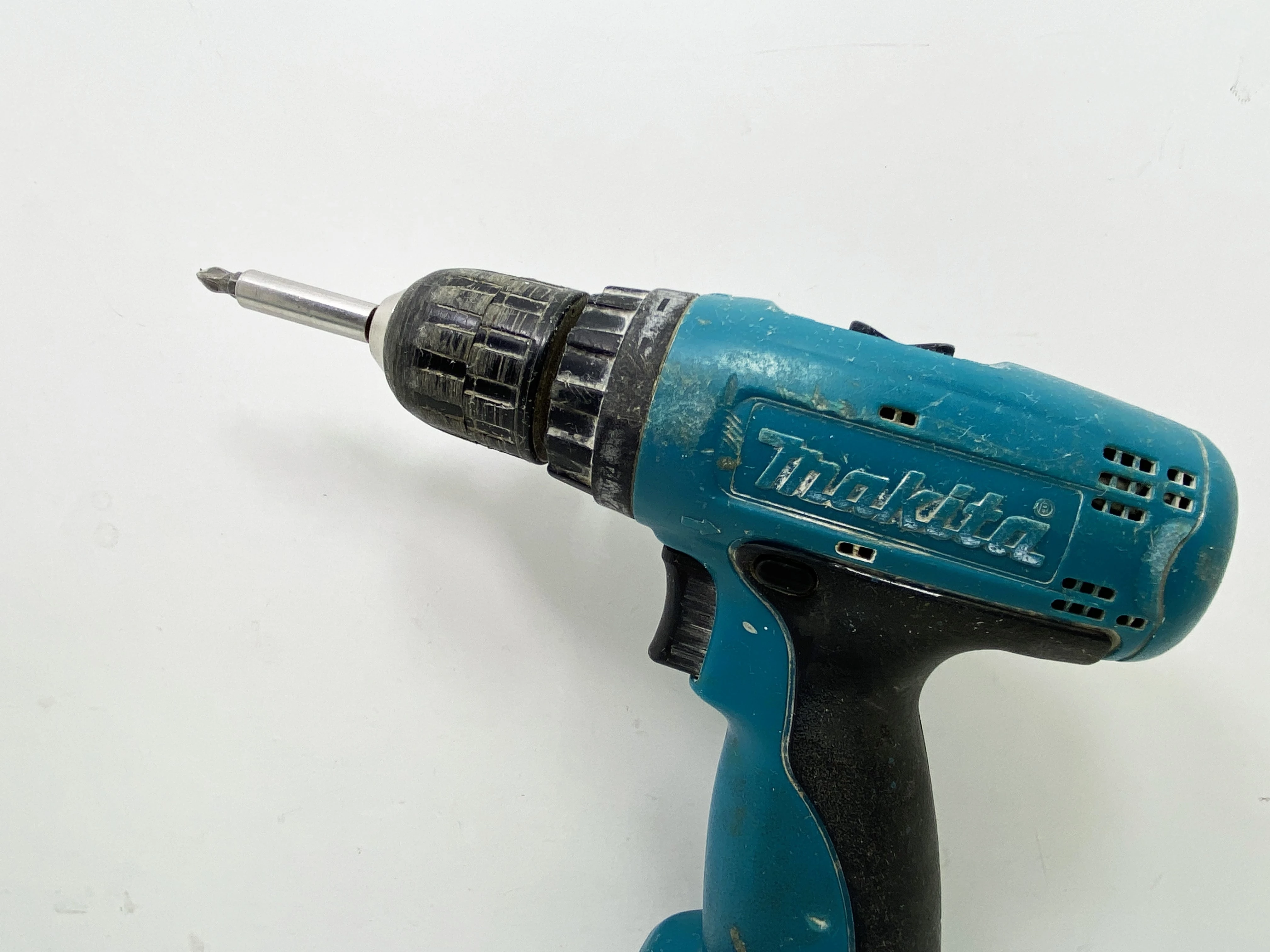 wkretarka-makita-6270d-ladowarka-zasilanie-akumulatorowe