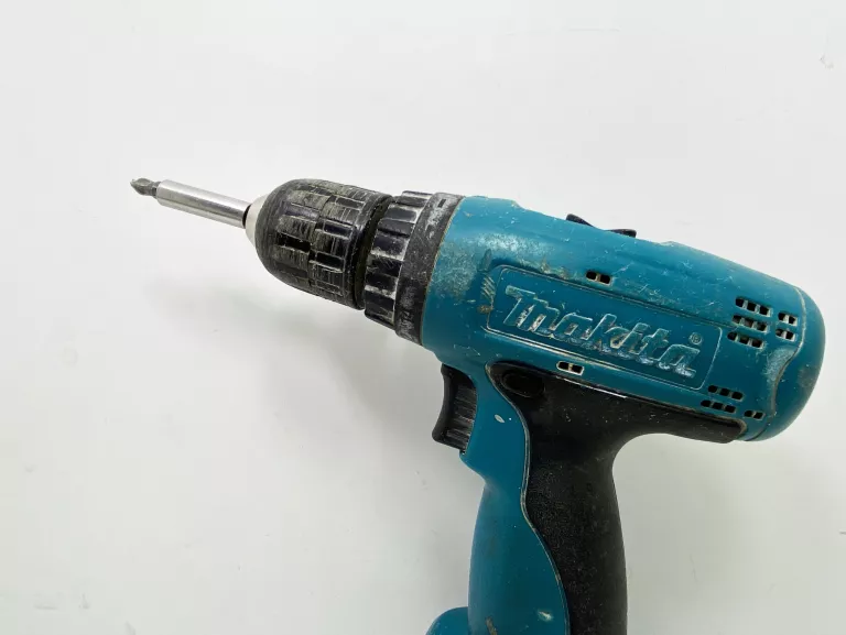 wkretarka-makita-6270d-ladowarka-zasilanie-akumulatorowe