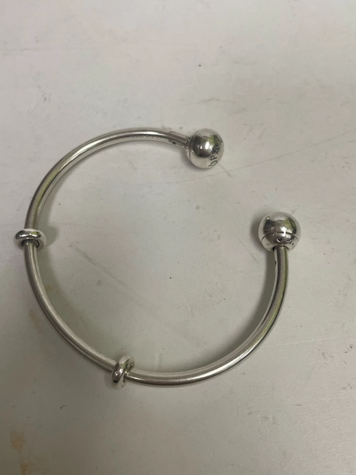 otwarta-bransoletka-bangle-pandora-moments-925-kolor-dominujacy-srebrny