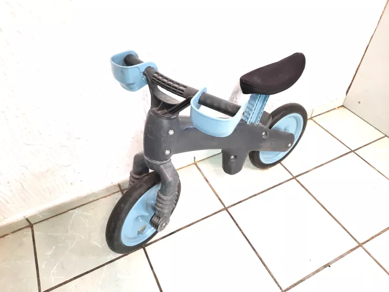 rowerek-dzieciecy-biegowy-18-m-plastikowy-stan-uzywany