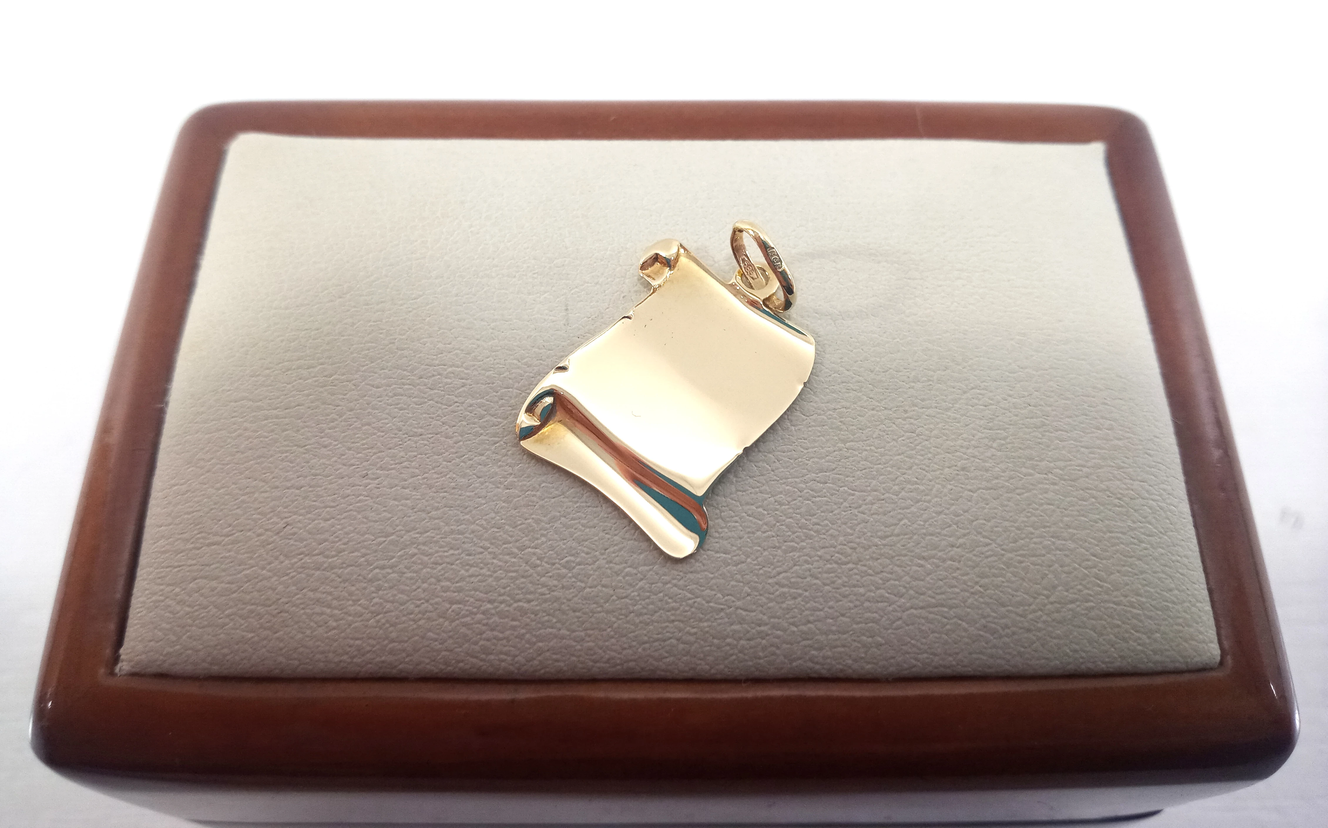 wyjatkowa-zlota-zawieszka-blaszka-grawer-k-j-material-zolte-zloto