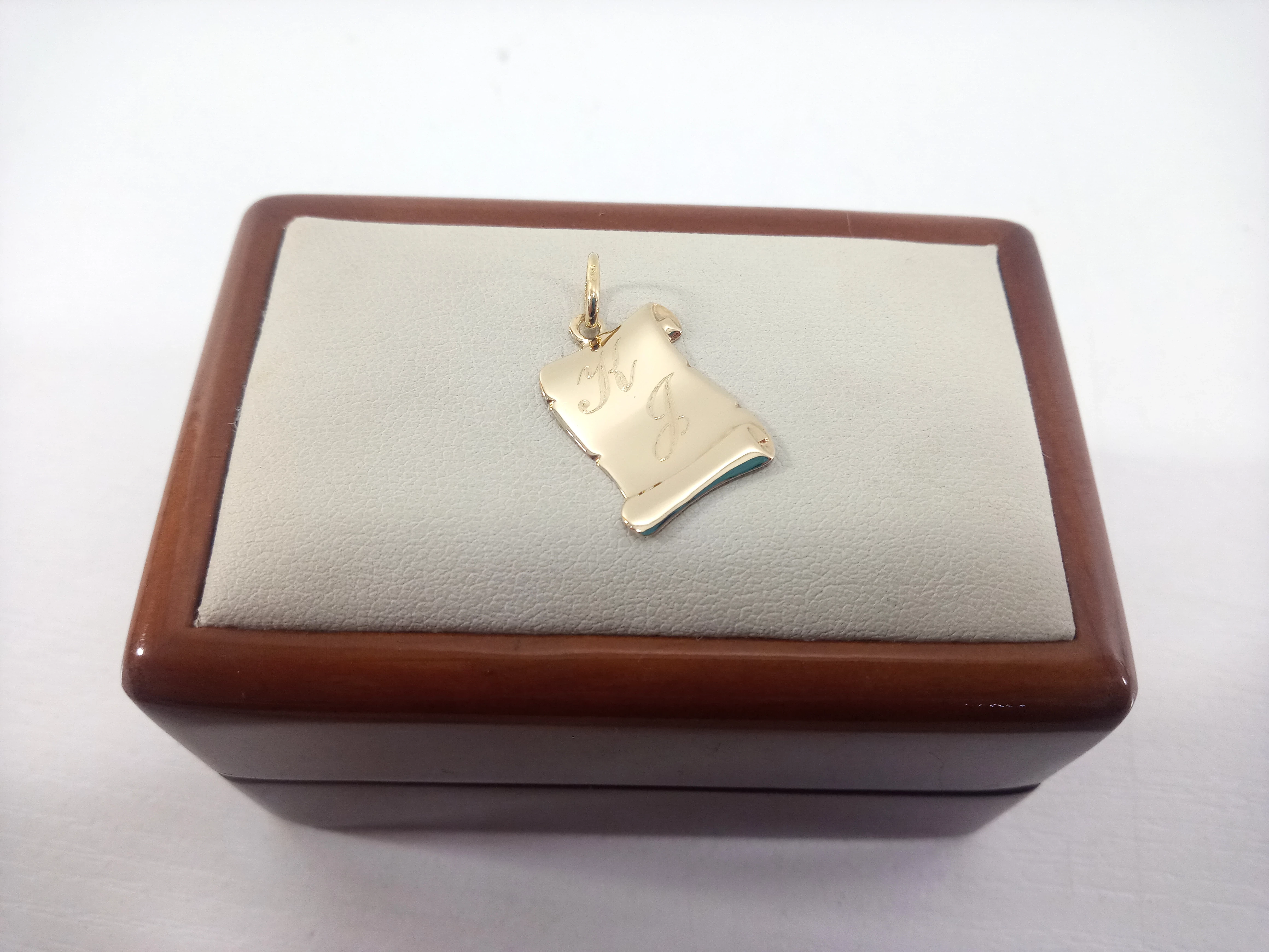 wyjatkowa-zlota-zawieszka-blaszka-grawer-k-j-marka-argmeta