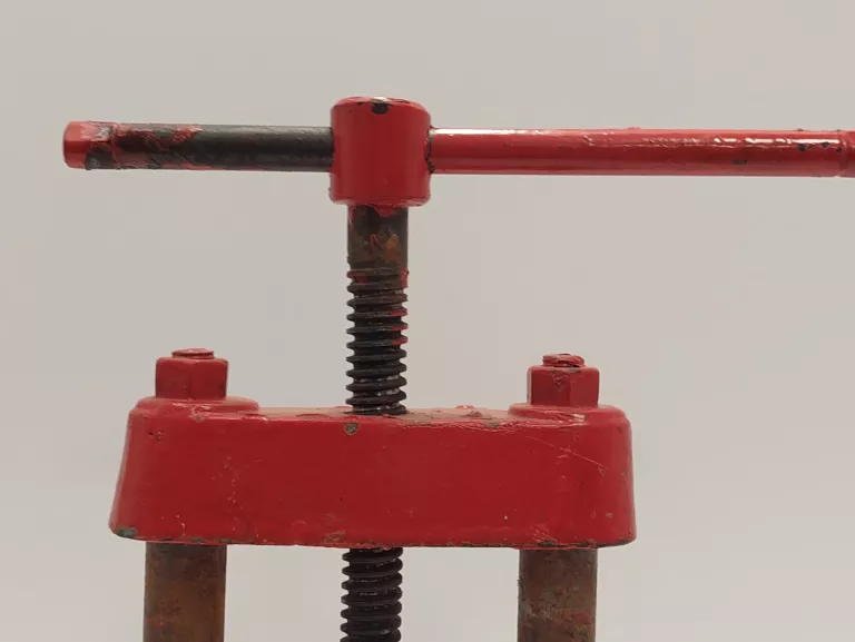 imadlo-hydrauliczne-ze-stojakiem-do-rur-rodzaj-imadla-reczne