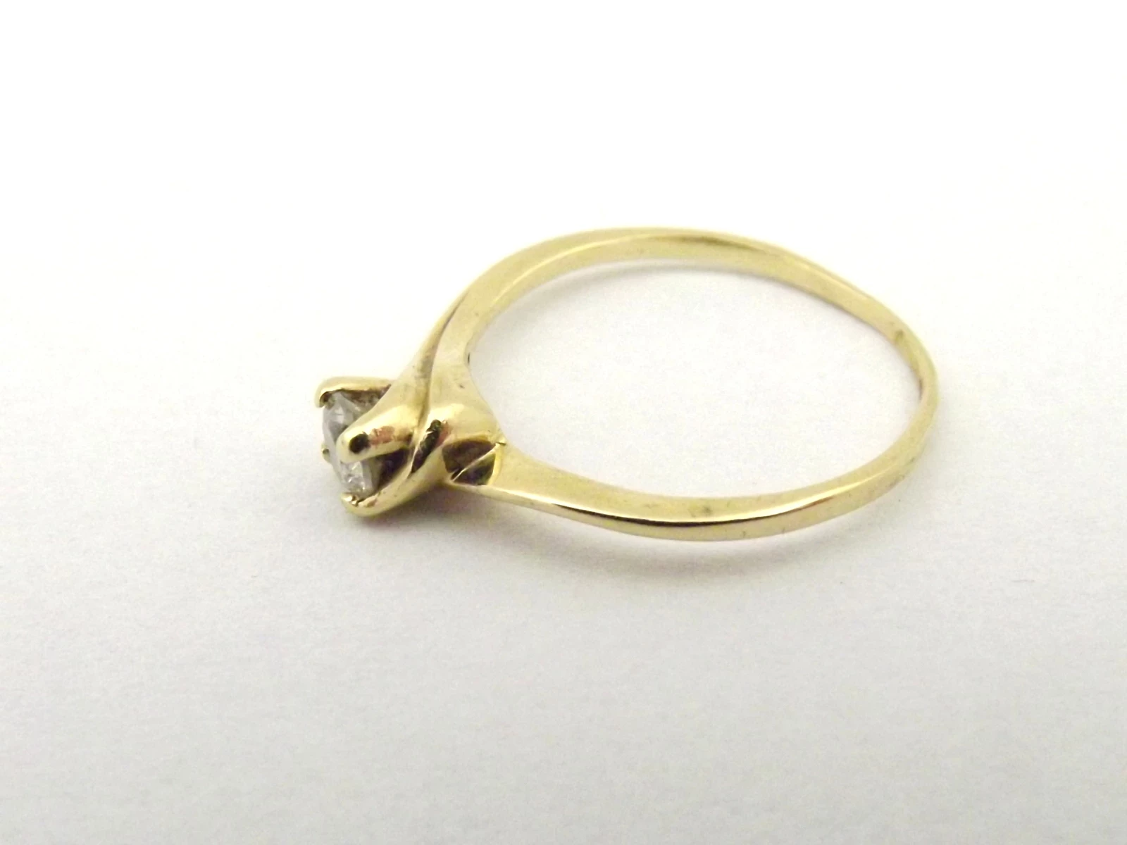 zloty-pierscionek-z-drobnym-oczkiem-151g-585r14-cechy-brak