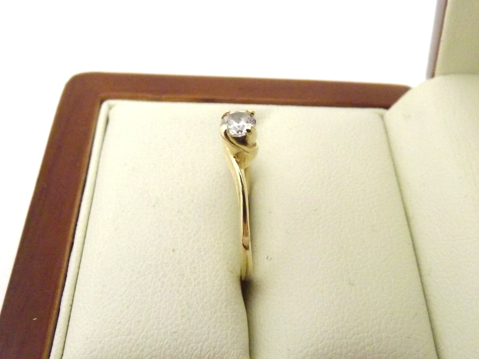 zloty-pierscionek-z-drobnym-oczkiem-151g-585r14-kamien-inny-kamien