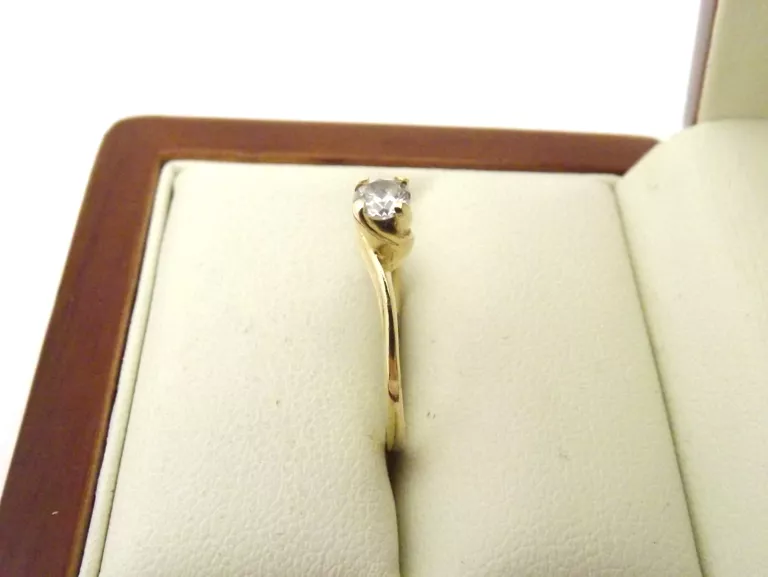 zloty-pierscionek-z-drobnym-oczkiem-151g-585r14-kamien-inny-kamien