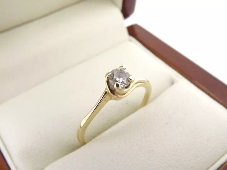 zloty-pierscionek-z-drobnym-oczkiem-151g-585r14-marka-inna-marka