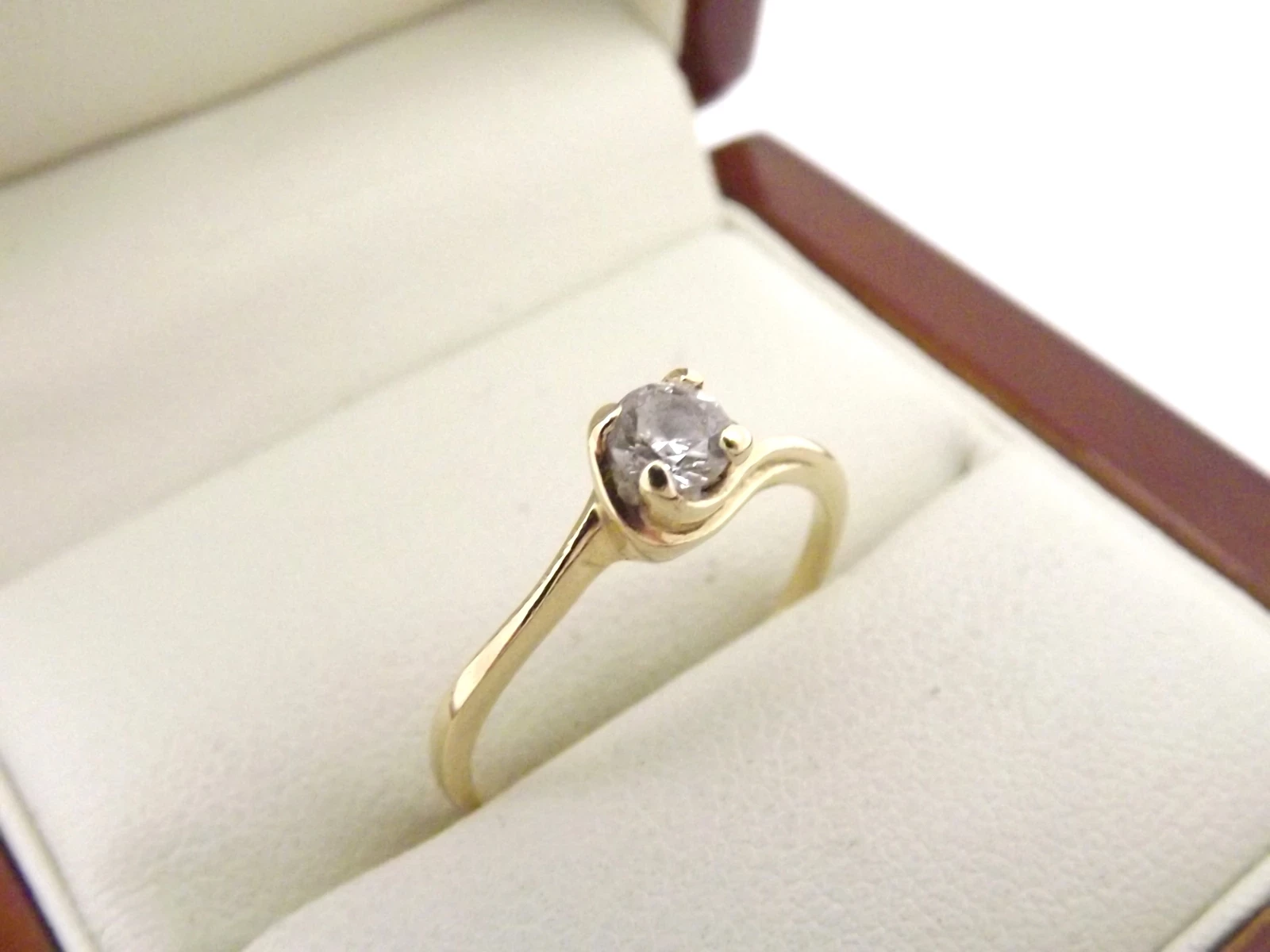 zloty-pierscionek-z-drobnym-oczkiem-151g-585r14-marka-inna-marka