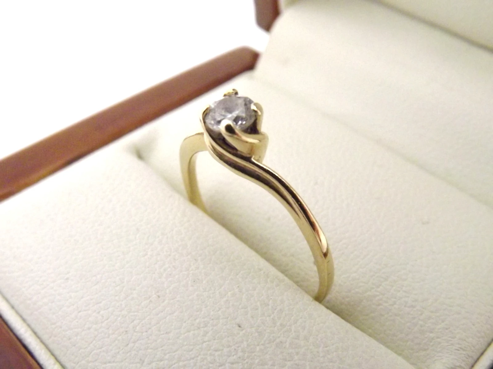 zloty-pierscionek-z-drobnym-oczkiem-151g-585r14-material-15835-2