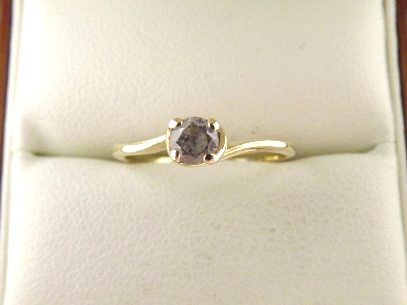 zloty-pierscionek-z-drobnym-oczkiem-151g-585r14-stan-uzywany