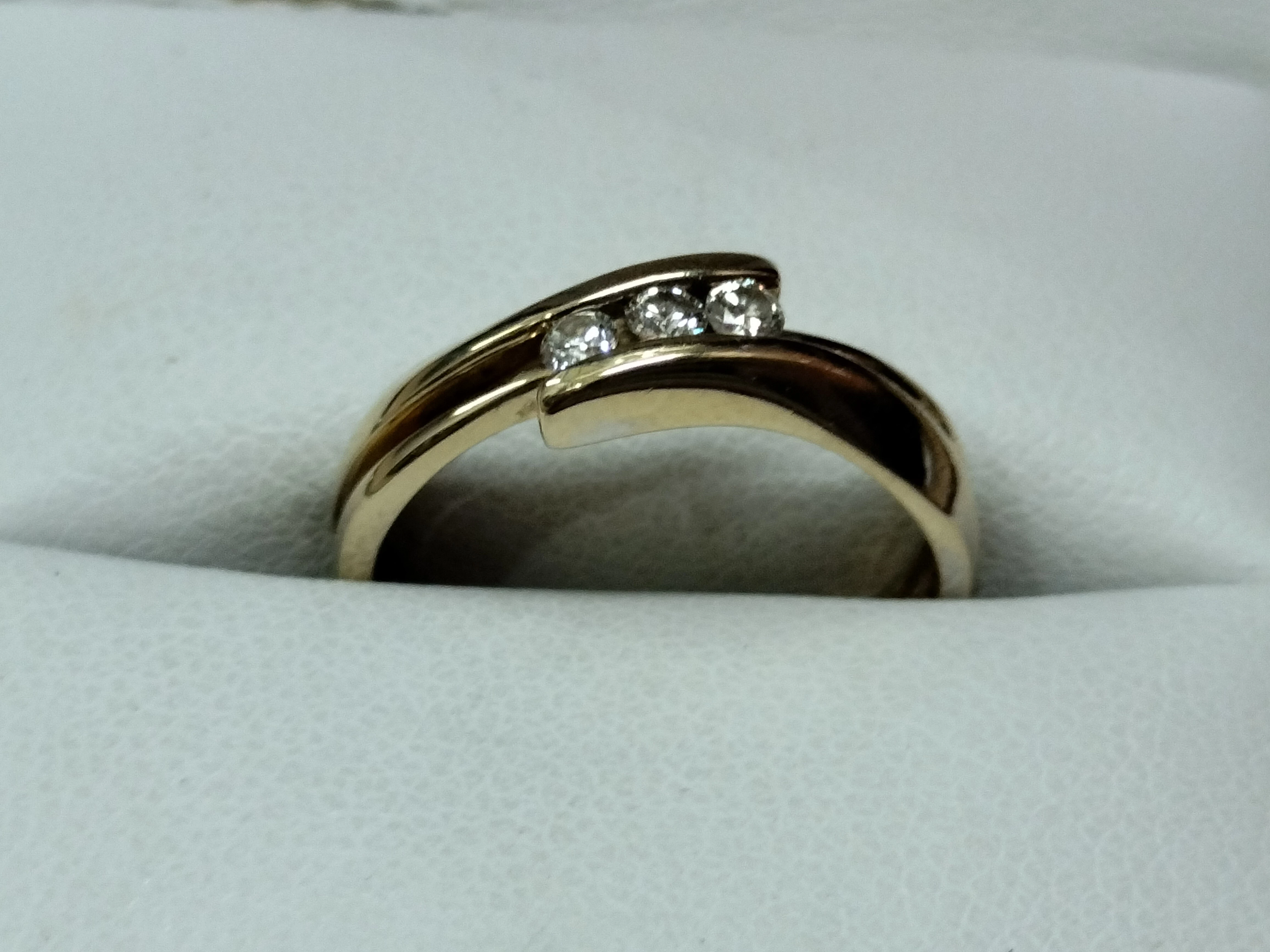 zloty-pierscionek-z-diamentami-3-szt-apart-material-zloto