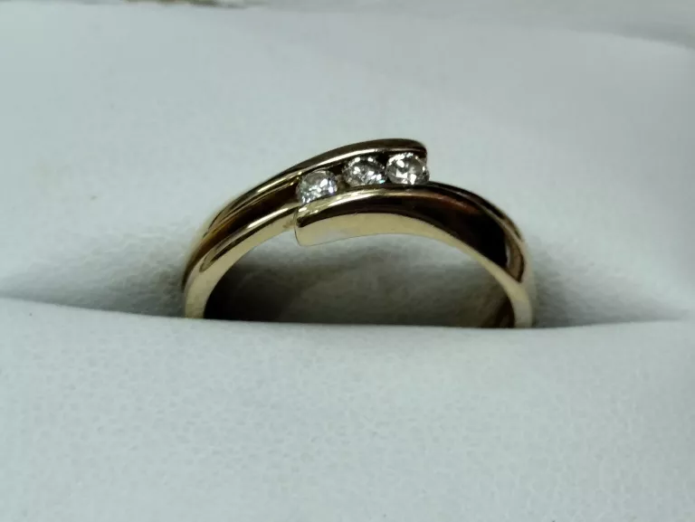 zloty-pierscionek-z-diamentami-3-szt-apart-material-zloto