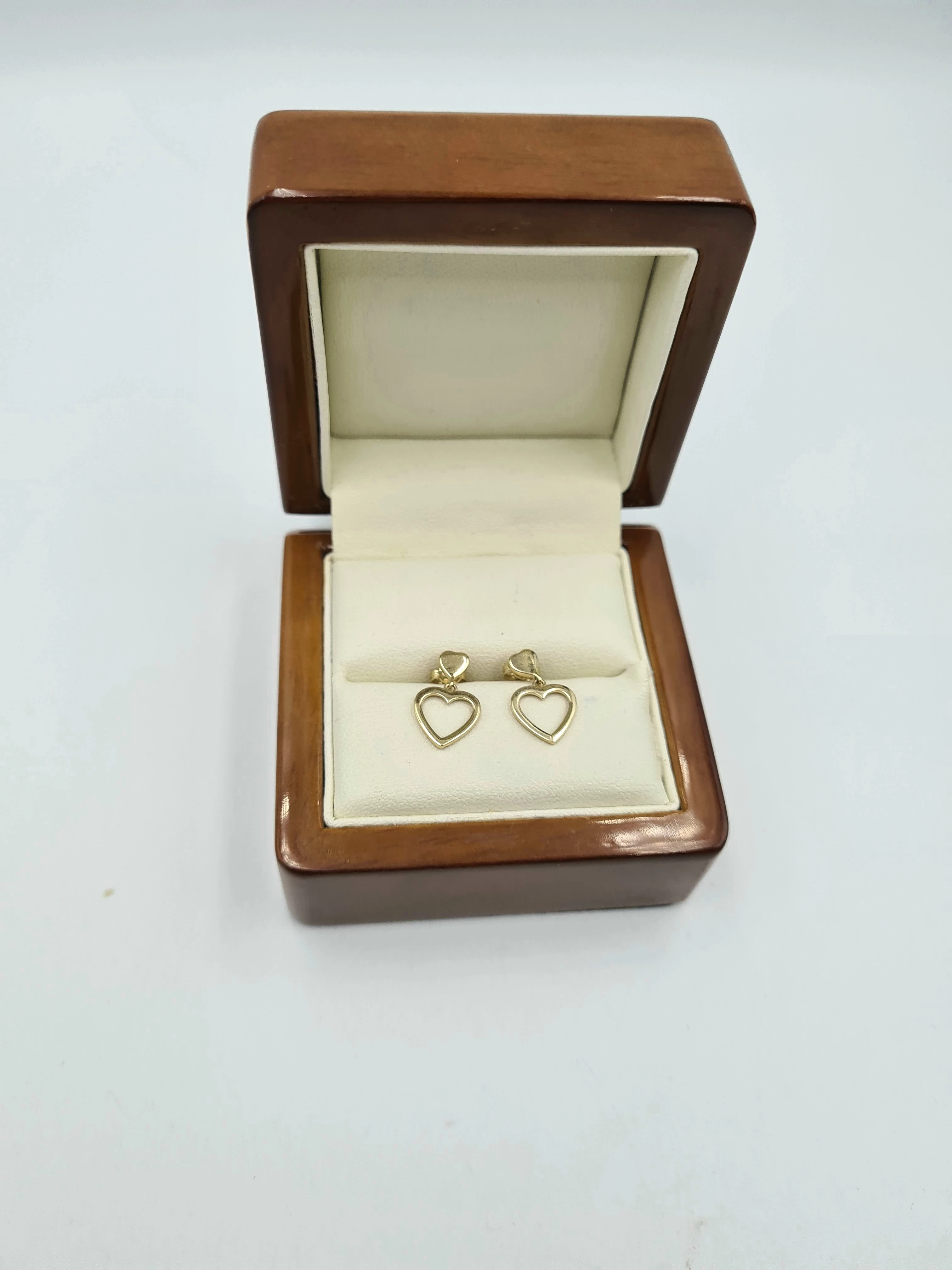 piekne-kolczyki-serca-rodzaj-bigla-sztyft