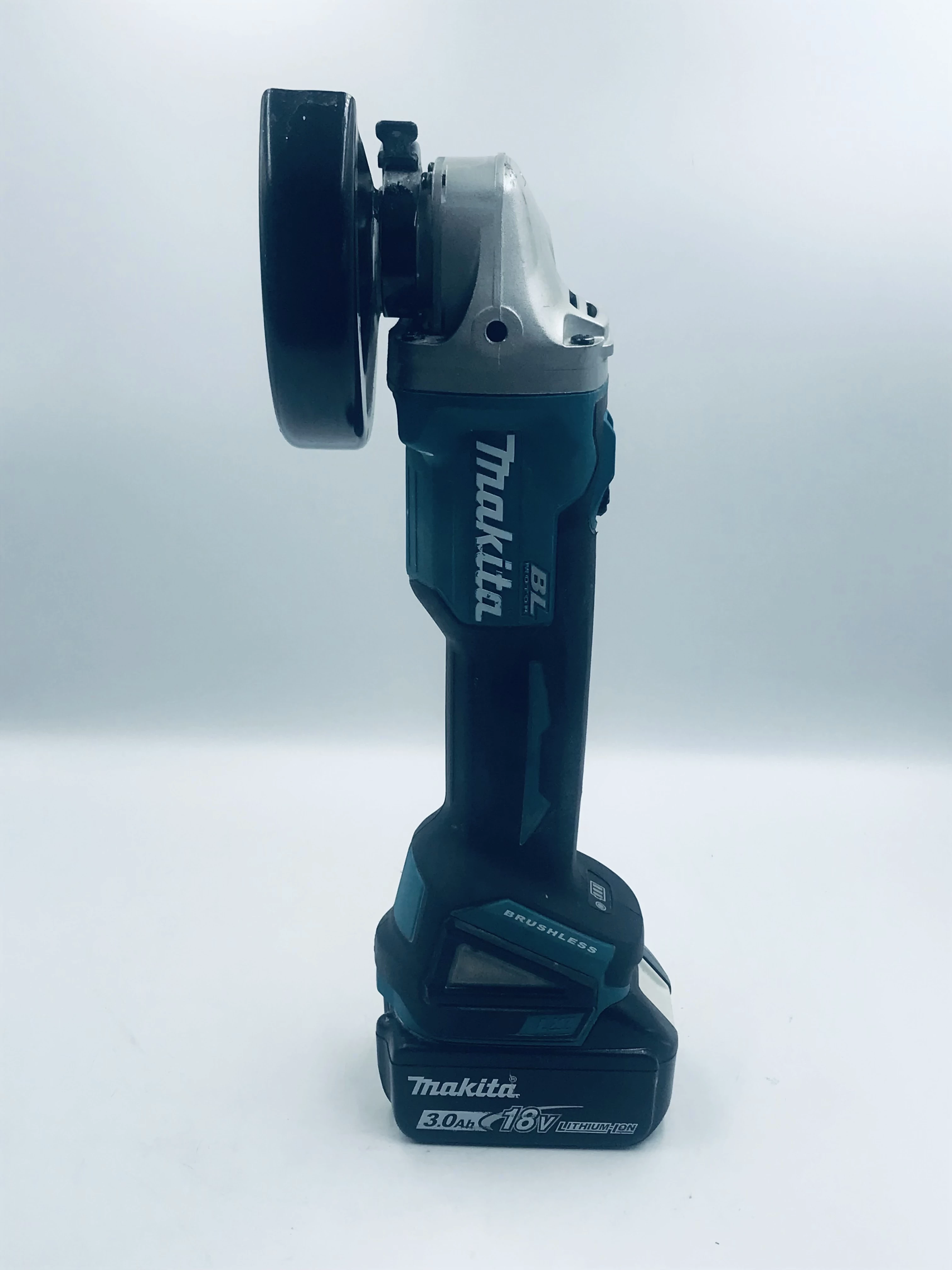 szlifierka-katowa-makita-dga504-marka-makita