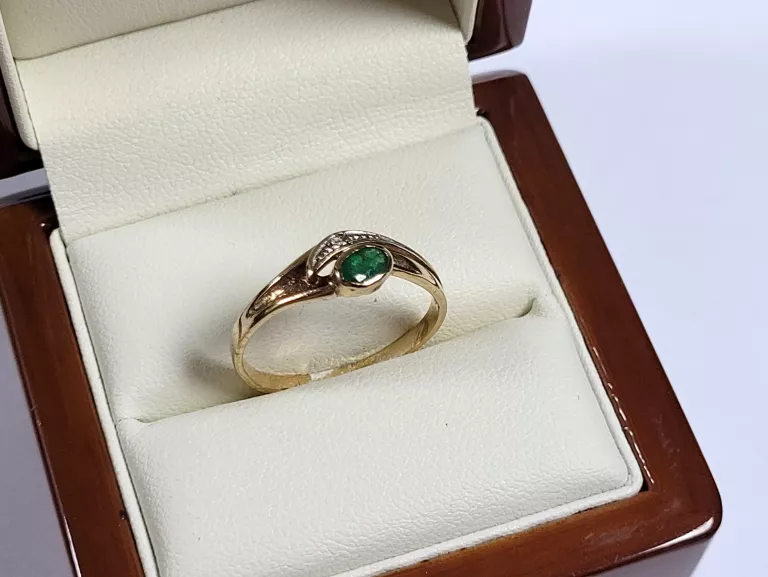 ŚLICZNY ZŁOTY PIERŚCIONEK Z DIAMENTEM 1,70 GR 333 18