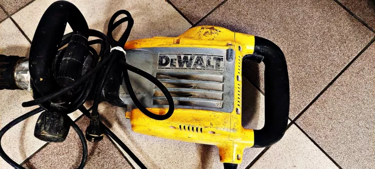 DUŻY MŁOT WYBURZENIOWY UDAROWY DEWALT D25900K