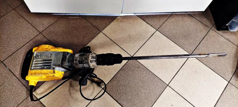 DUŻY MŁOT WYBURZENIOWY UDAROWY DEWALT D25900K
