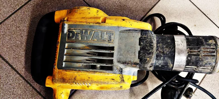 DUŻY MŁOT WYBURZENIOWY UDAROWY DEWALT D25900K