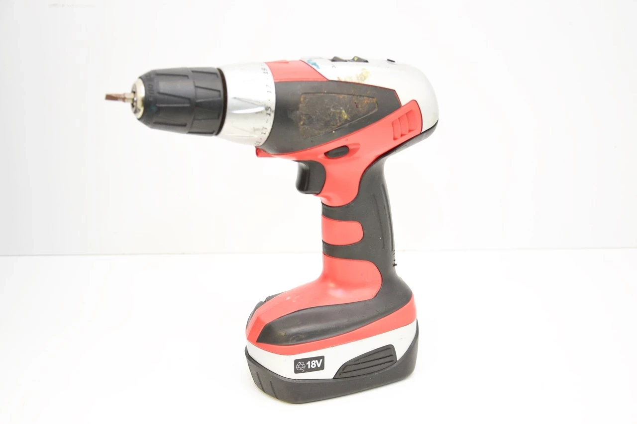 wkretarka-z-akumulatorem-i-ladowarka-zasilanie-akumulatorowe