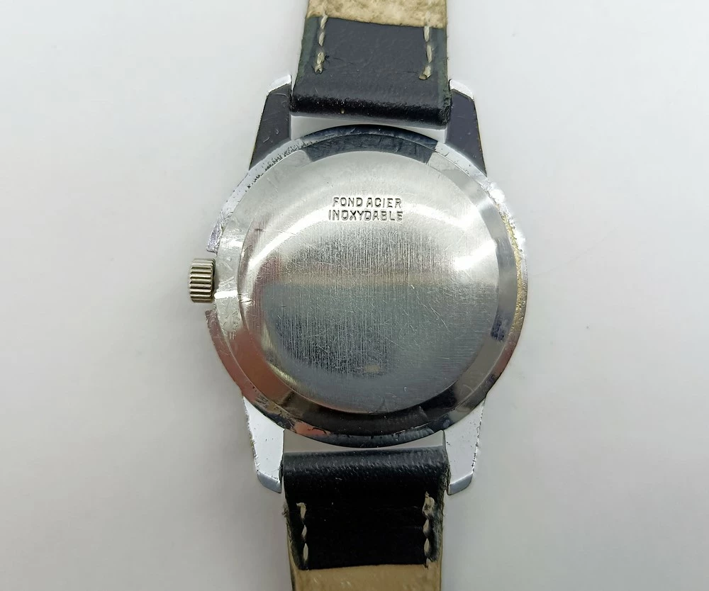 zegarek-mechaniczny-wyjatkowy-ksztalt-koperty-okragla