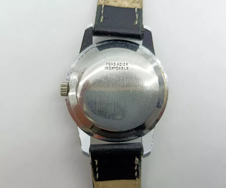 zegarek-mechaniczny-wyjatkowy-ksztalt-koperty-okragla