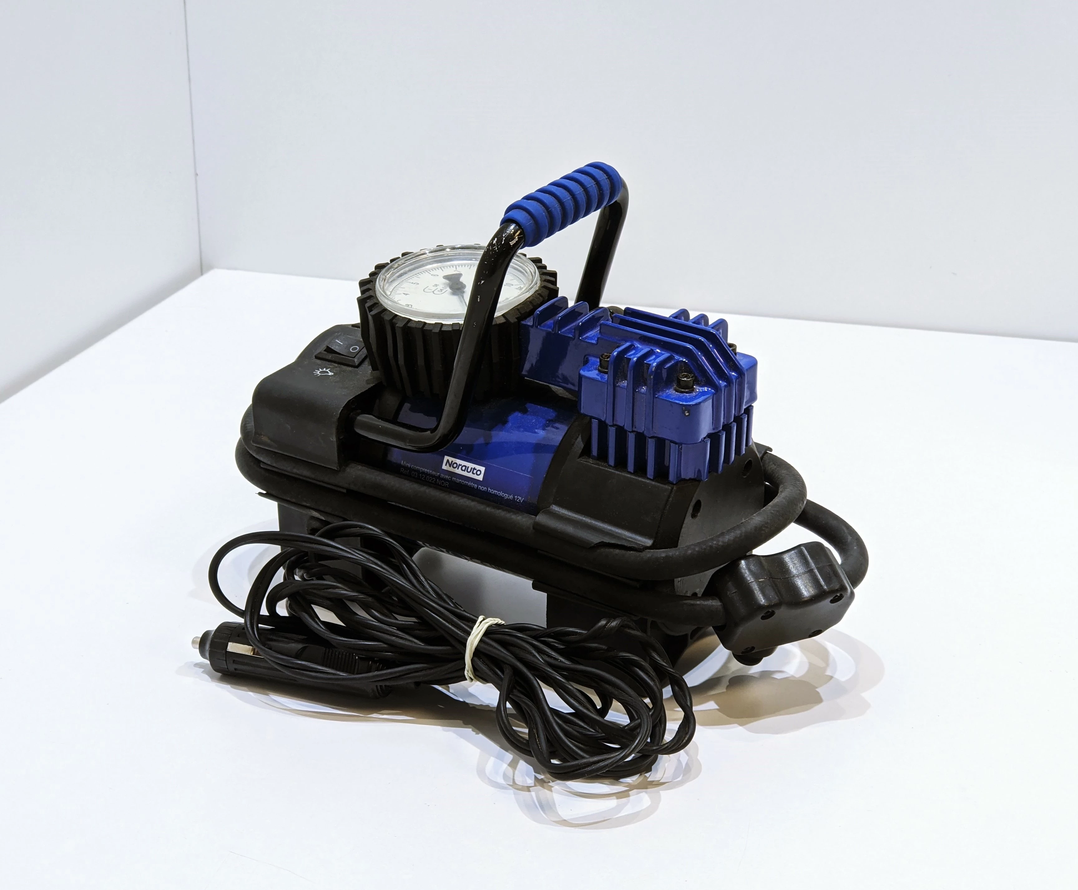 norauto-kompresor-12v-v1000-lampa-led-ean-gtin-3501368821544