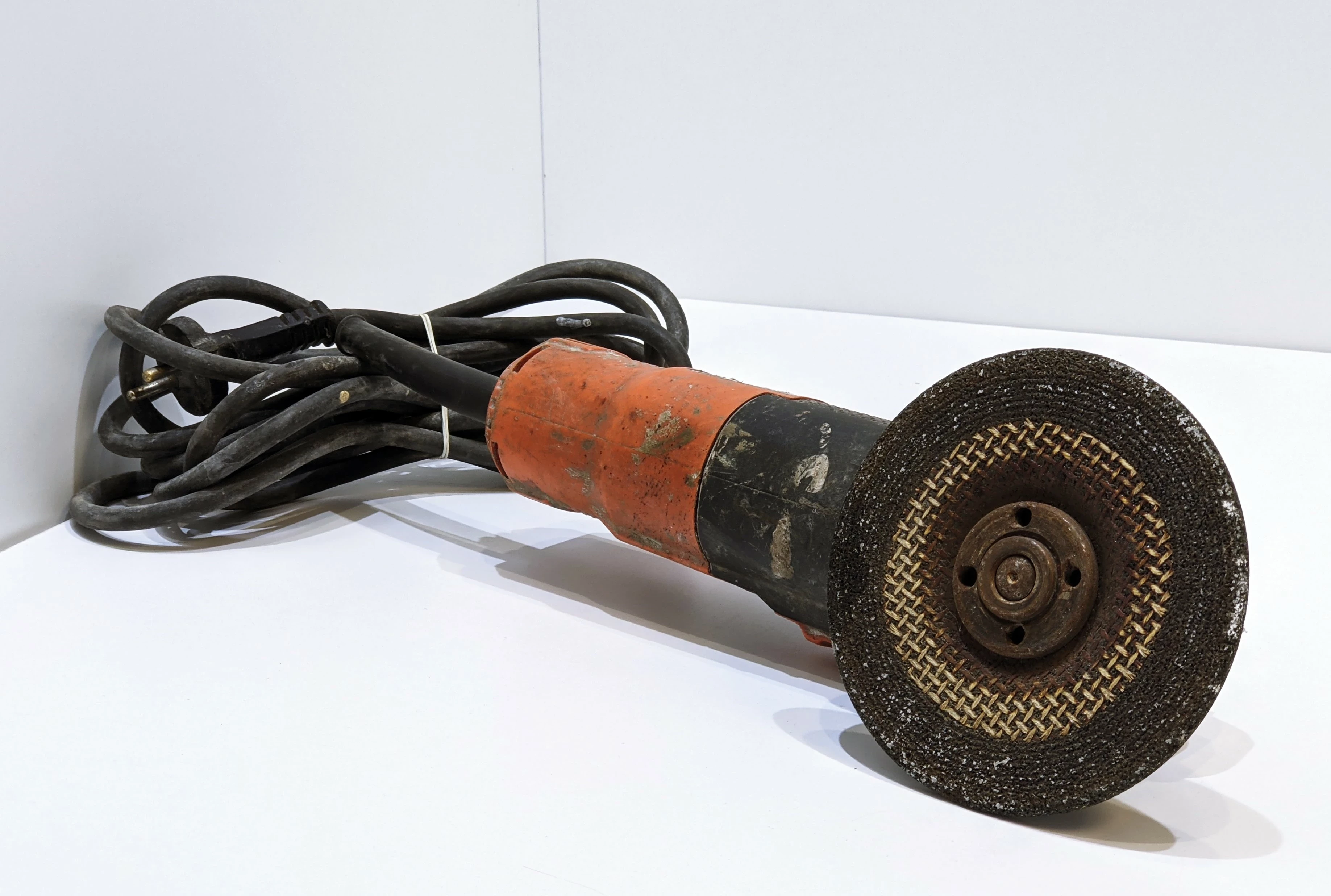 szlifierka-katowa-blackdecker-700-w-kod-producenta-kfbeg125-qs