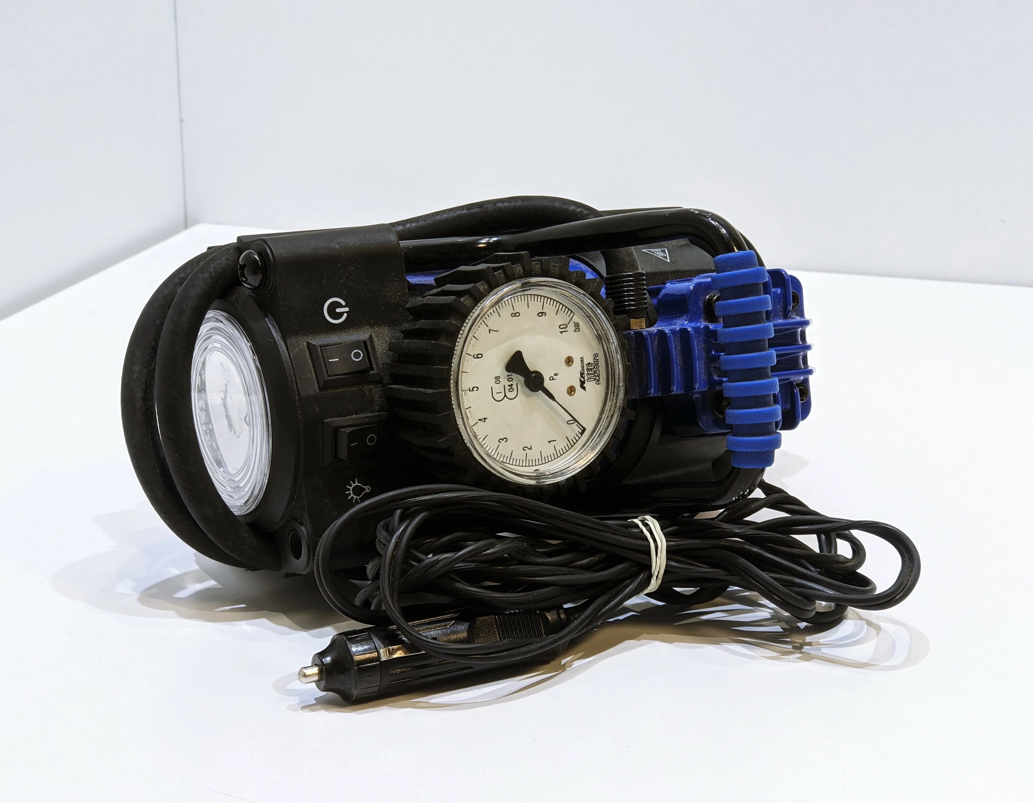 norauto-kompresor-12v-v1000-lampa-led-marka-norauto