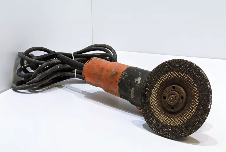 szlifierka-katowa-blackdecker-700-w-kod-producenta-kfbeg125-qs