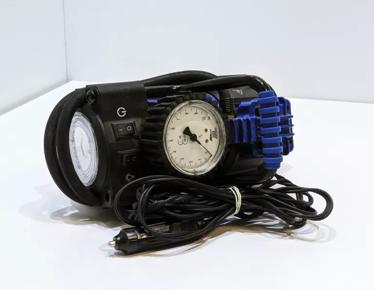 norauto-kompresor-12v-v1000-lampa-led-marka-norauto