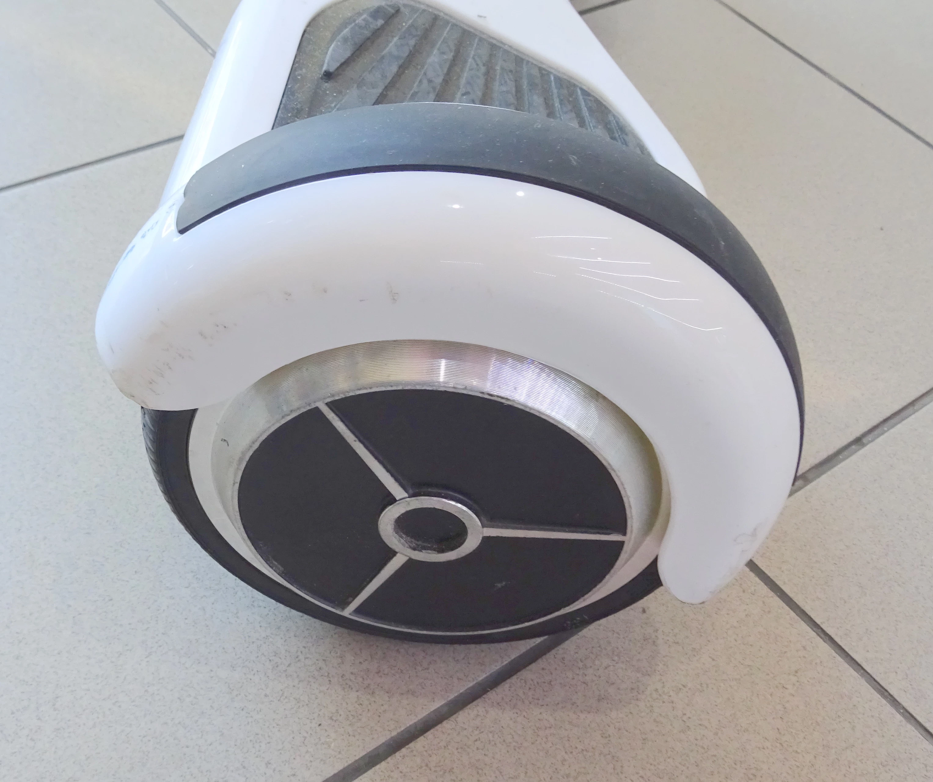 deskorolka-elektryczna-opticum-ladowarka-kolor-bialy