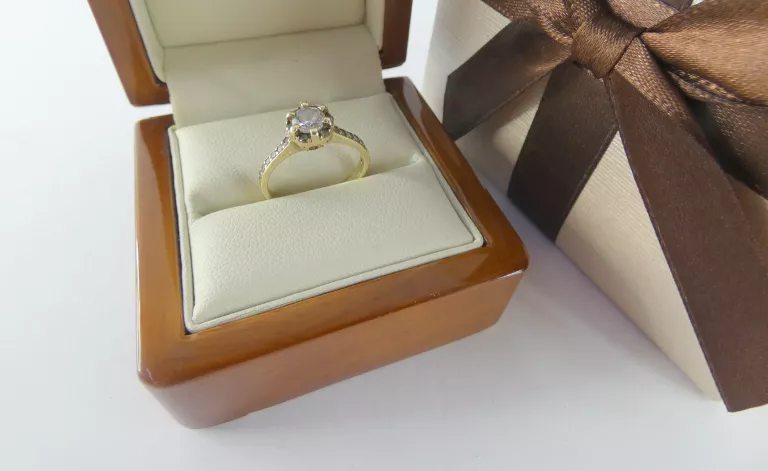 zloty-pierscionek-z-kamyczkami-333-222g-ean-gtin-5904237281179