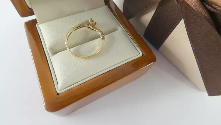 zloty-pierscionek-z-kamyczkami-333-222g-rodzaj-2205-2