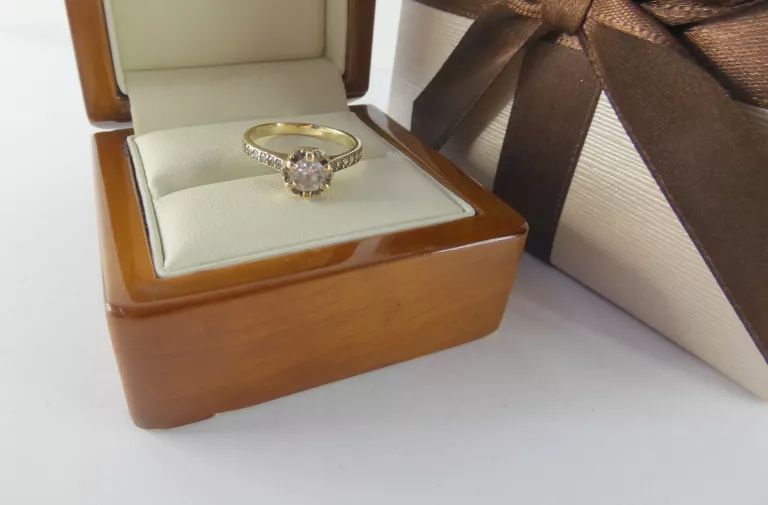 zloty-pierscionek-z-kamyczkami-333-222g-jagiellonska-721-szczecin-rs