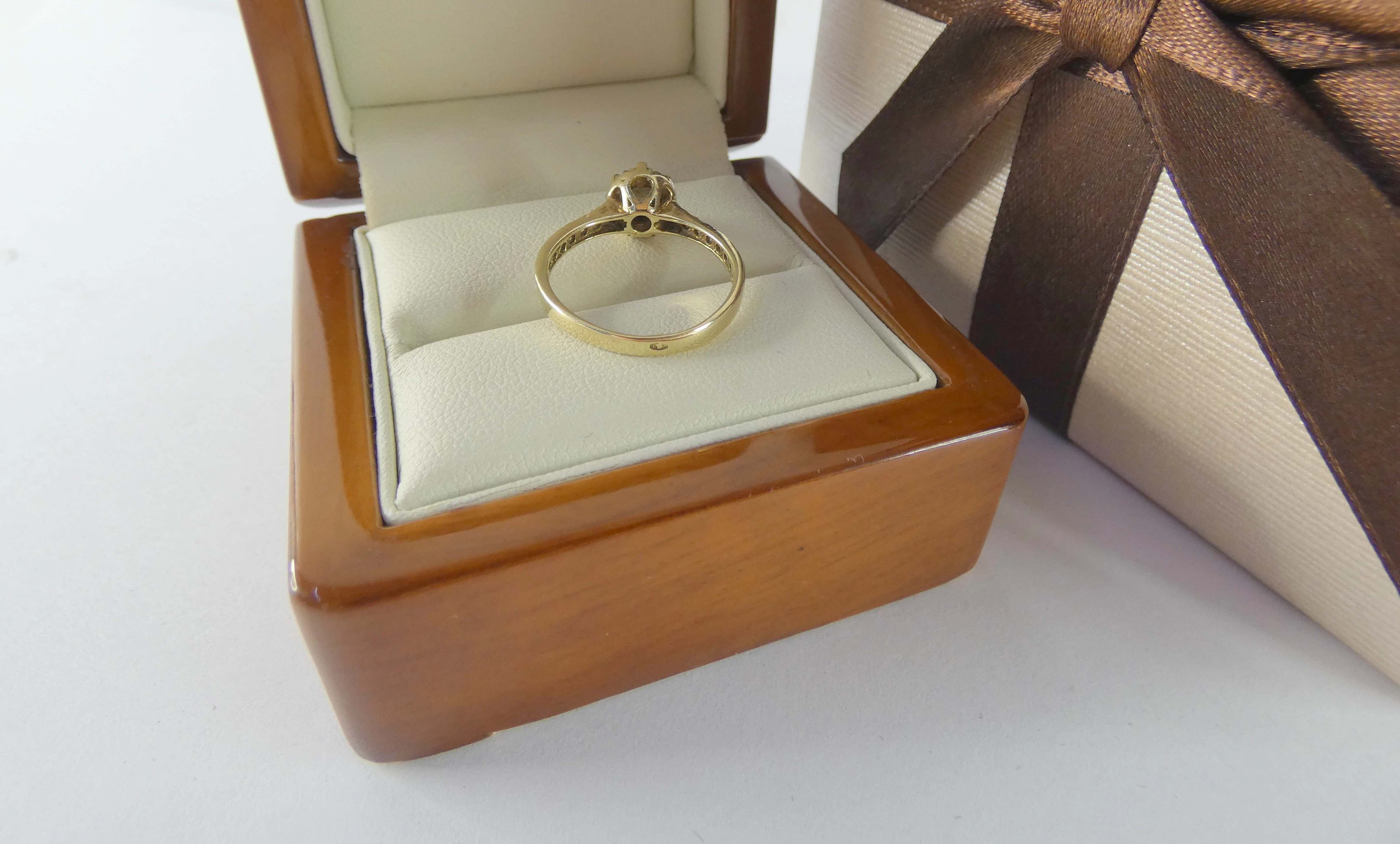 zloty-pierscionek-z-kamyczkami-333-222g-stan-11323-2