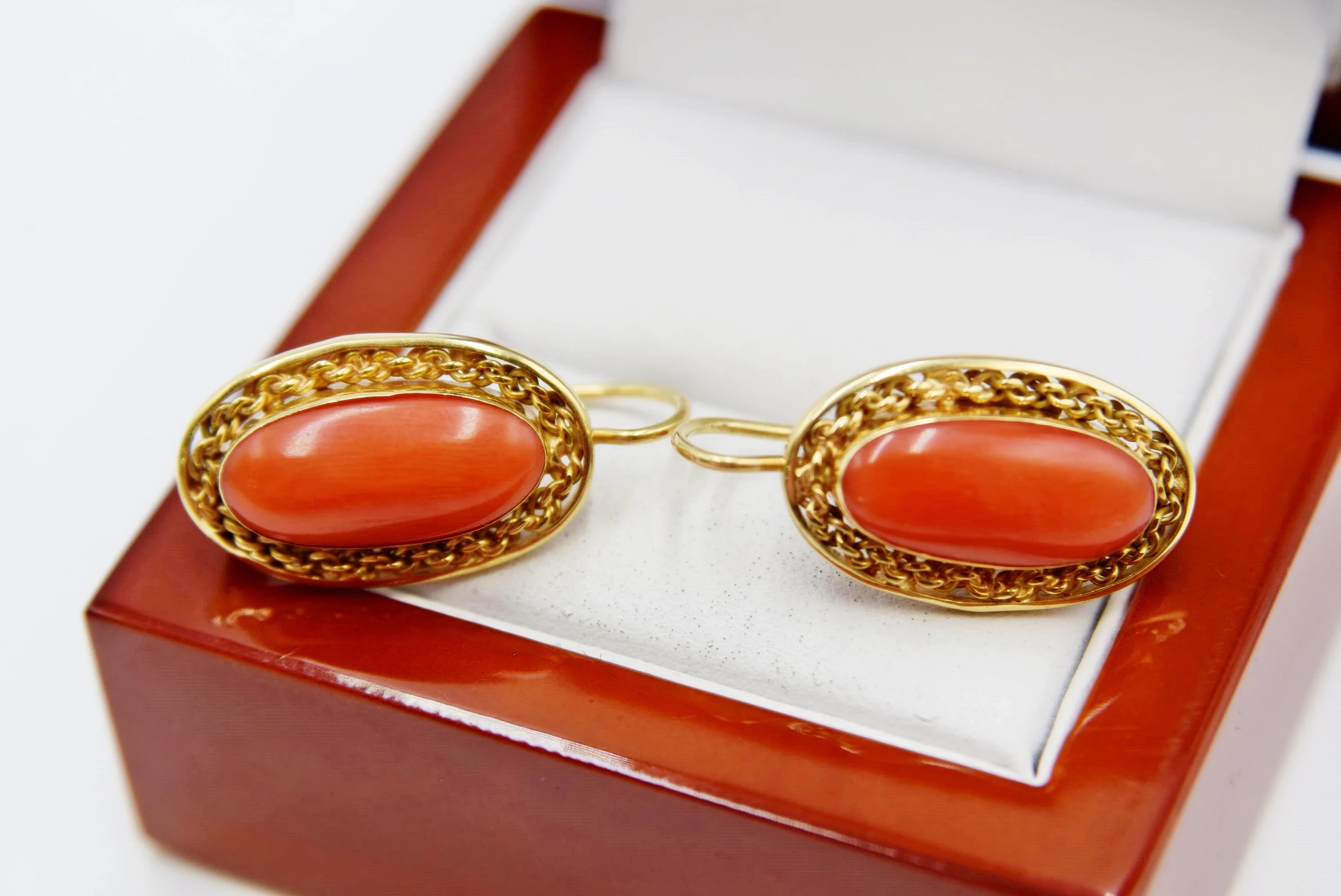 zlote-kolczyki-z-koralem-pr-750-741g-25cm-rodzaj-bigla-angielski