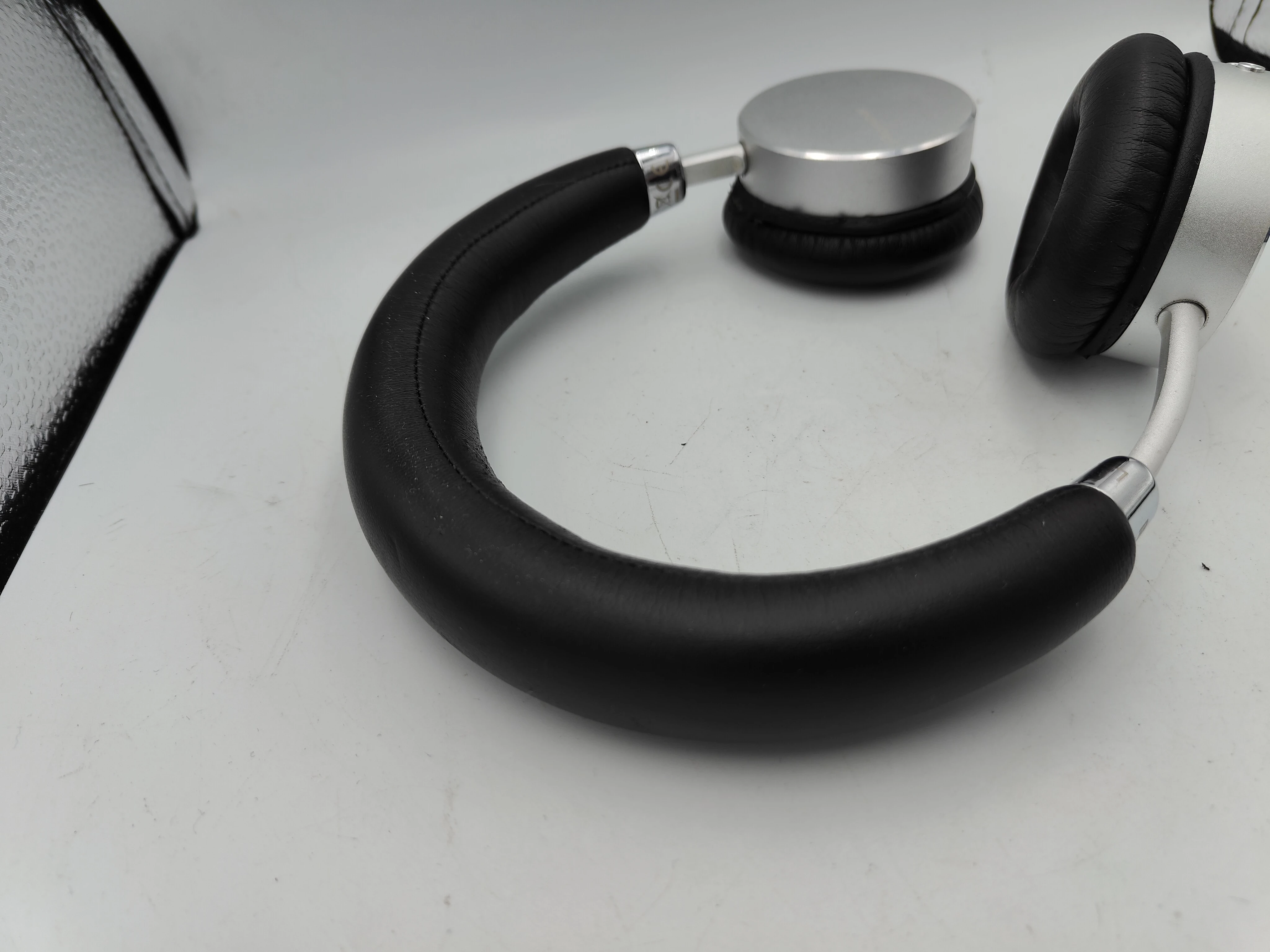 sluchawki-pioneer-se-mj561bt-transmisja-sygnalu-bluetooth