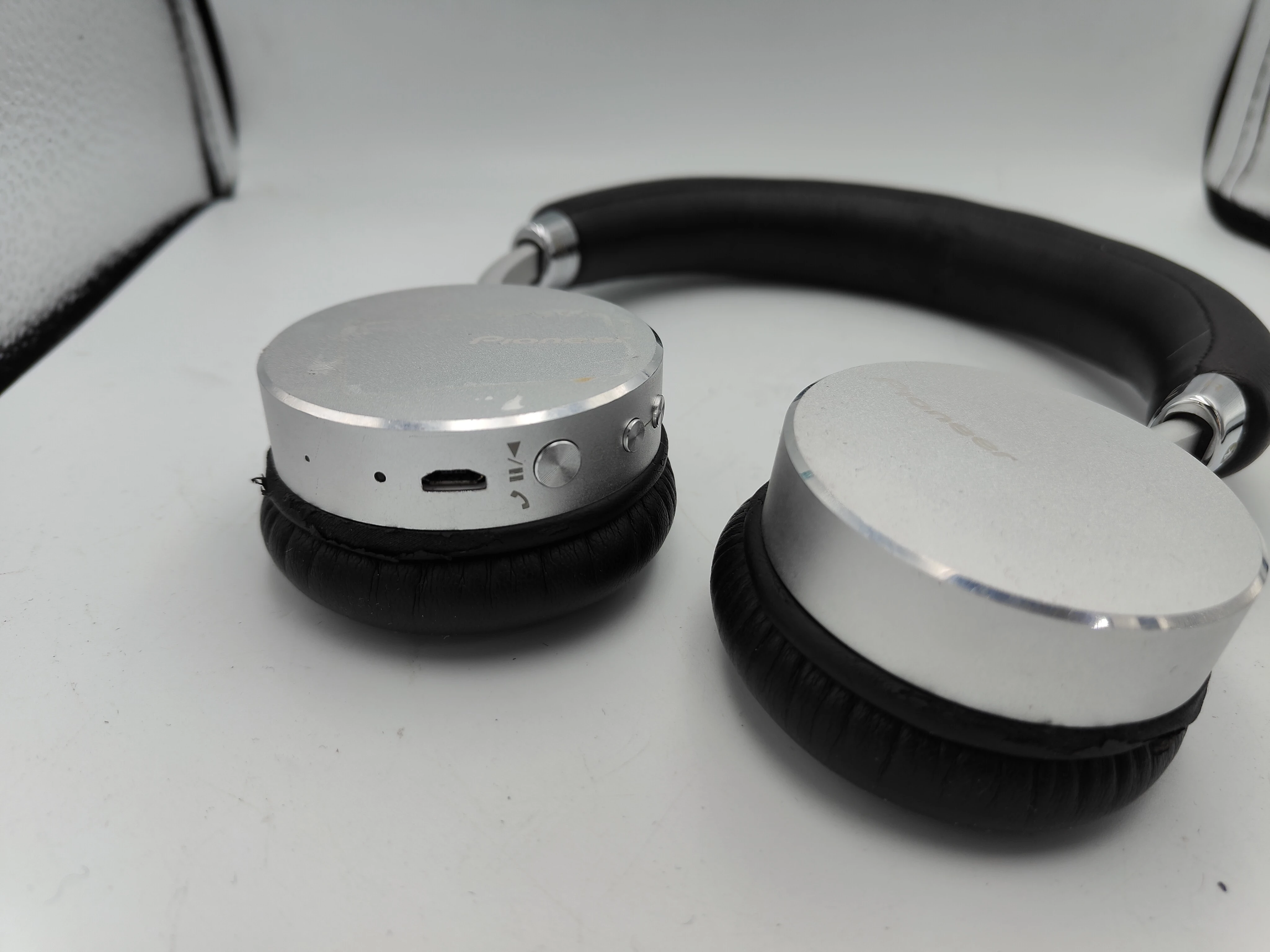 sluchawki-pioneer-se-mj561bt-marka-pioneer