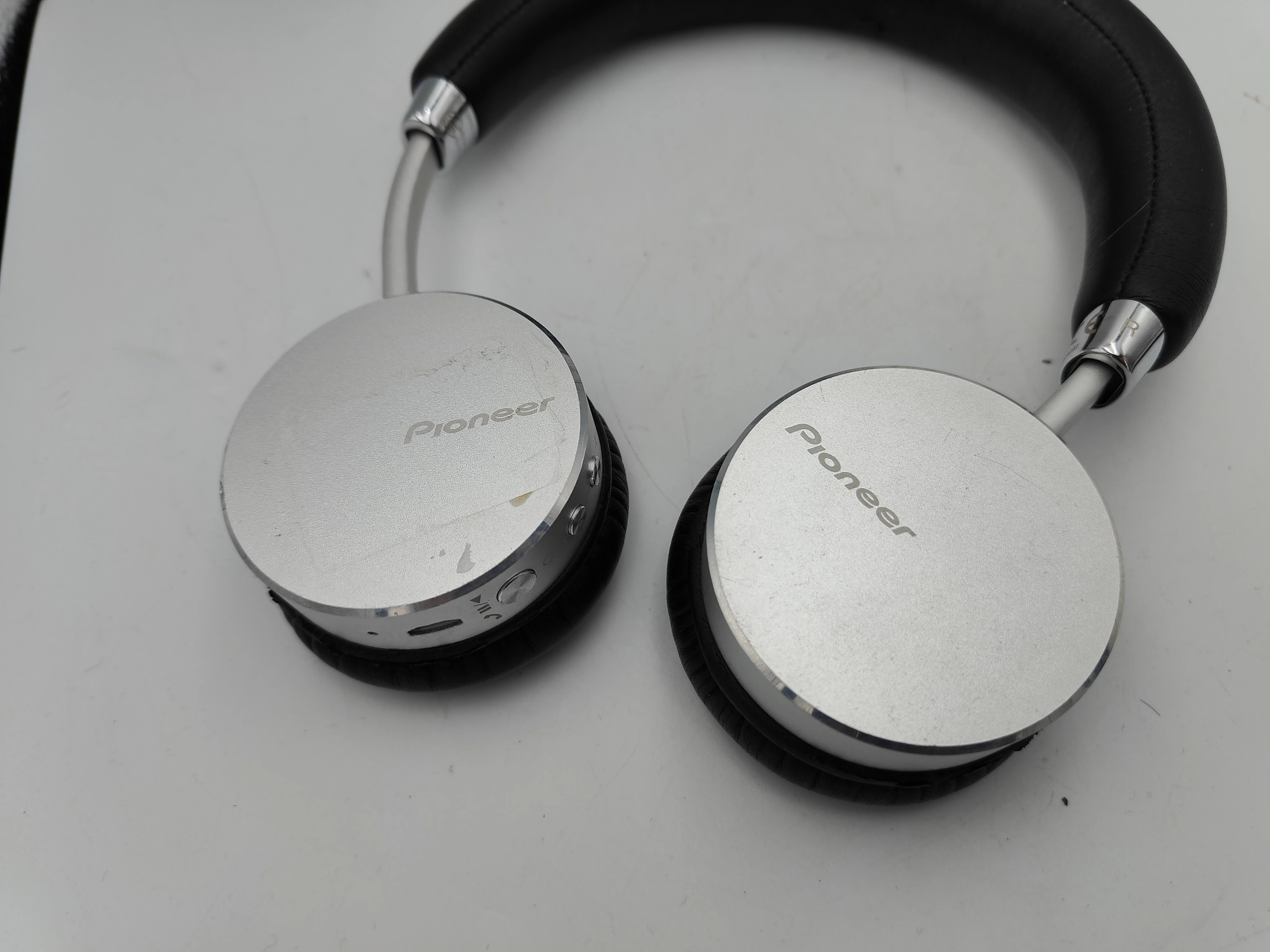 sluchawki-pioneer-se-mj561bt-stan-uzywany