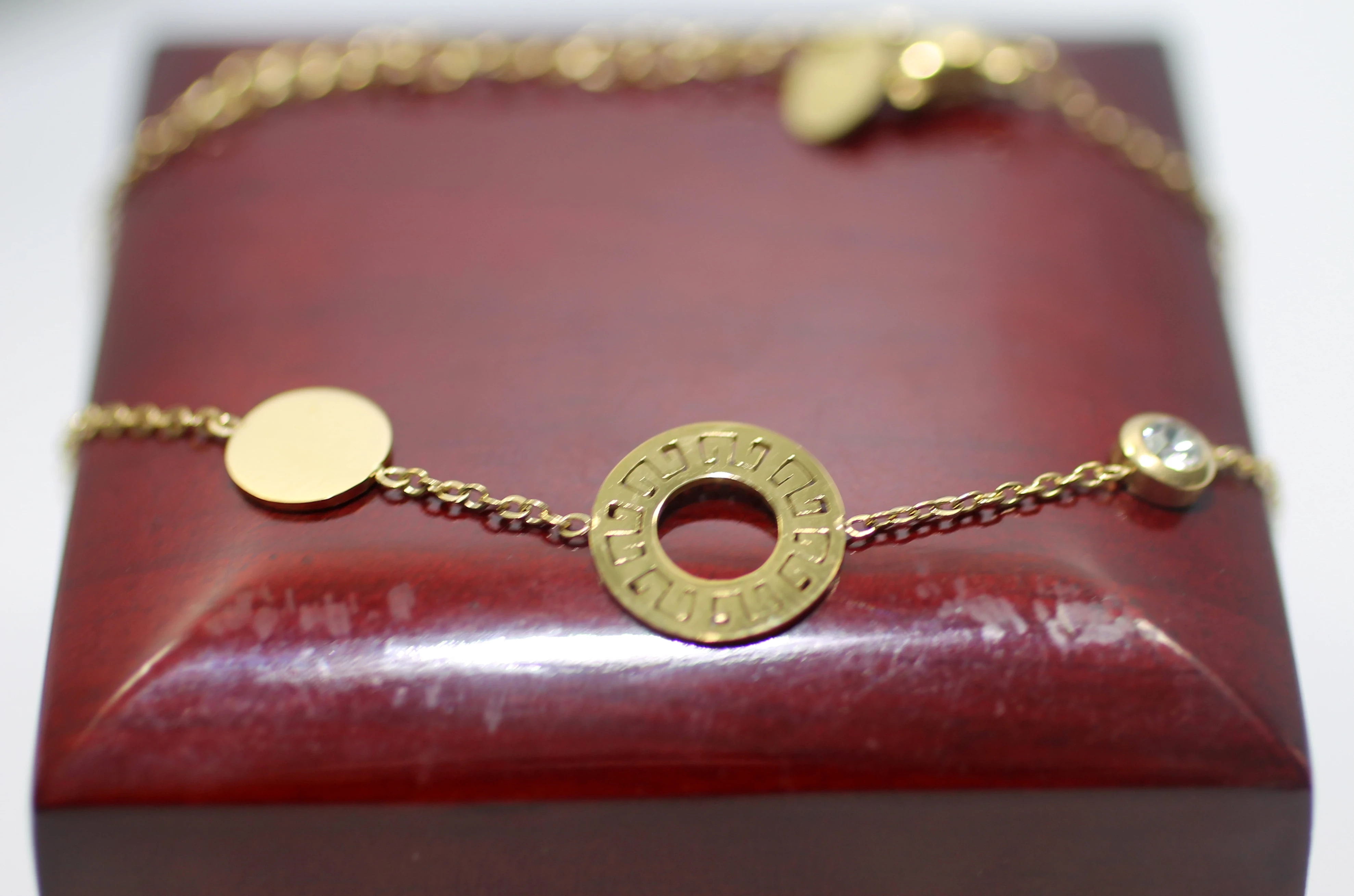 bransoletka-celebrytka-3-ozdoby-stal-pozlacana-material-pozlacany