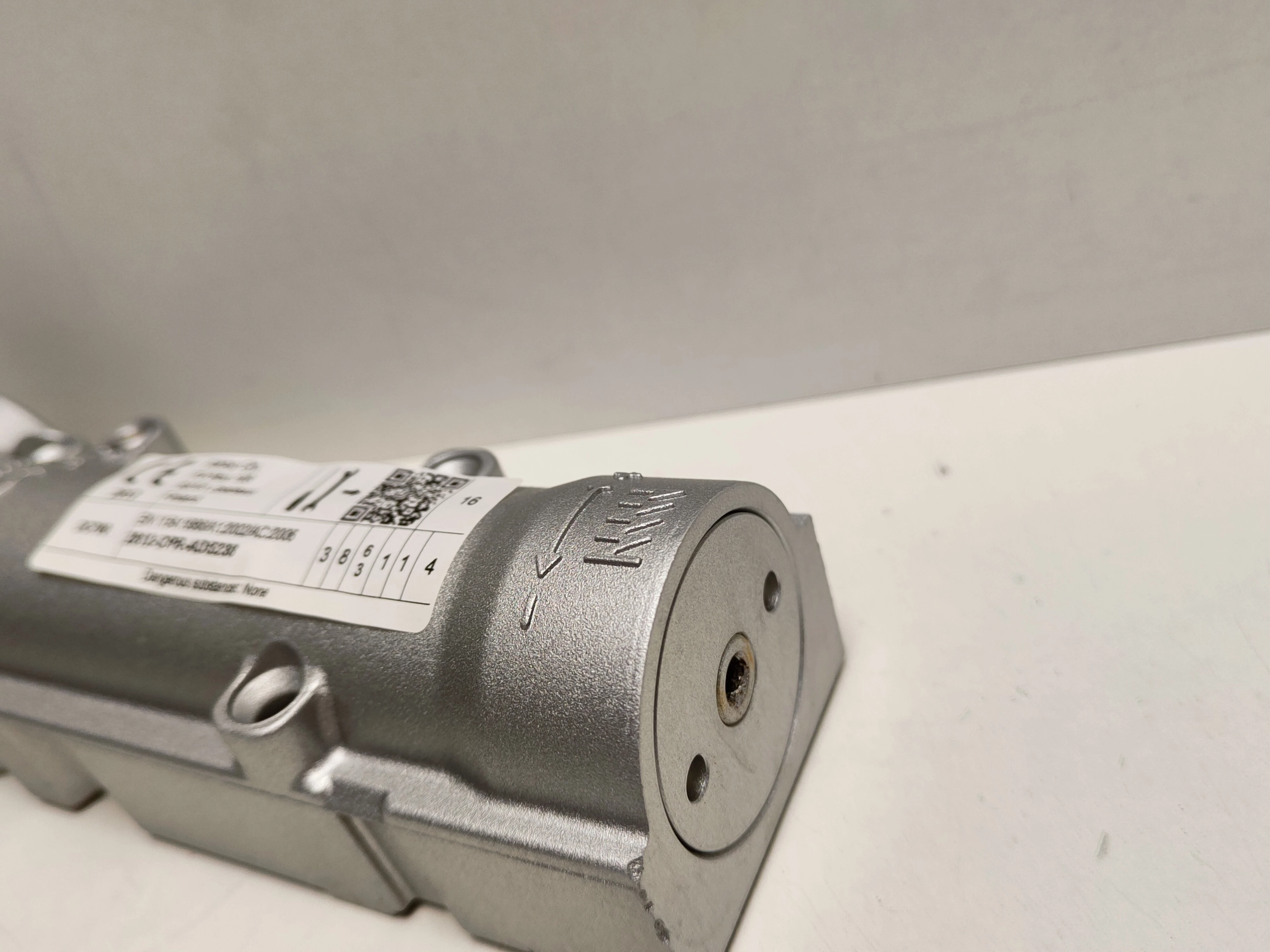 samozamykacz-assa-dc-700-abloy-maksymalna-szerokosc-drzwi-140