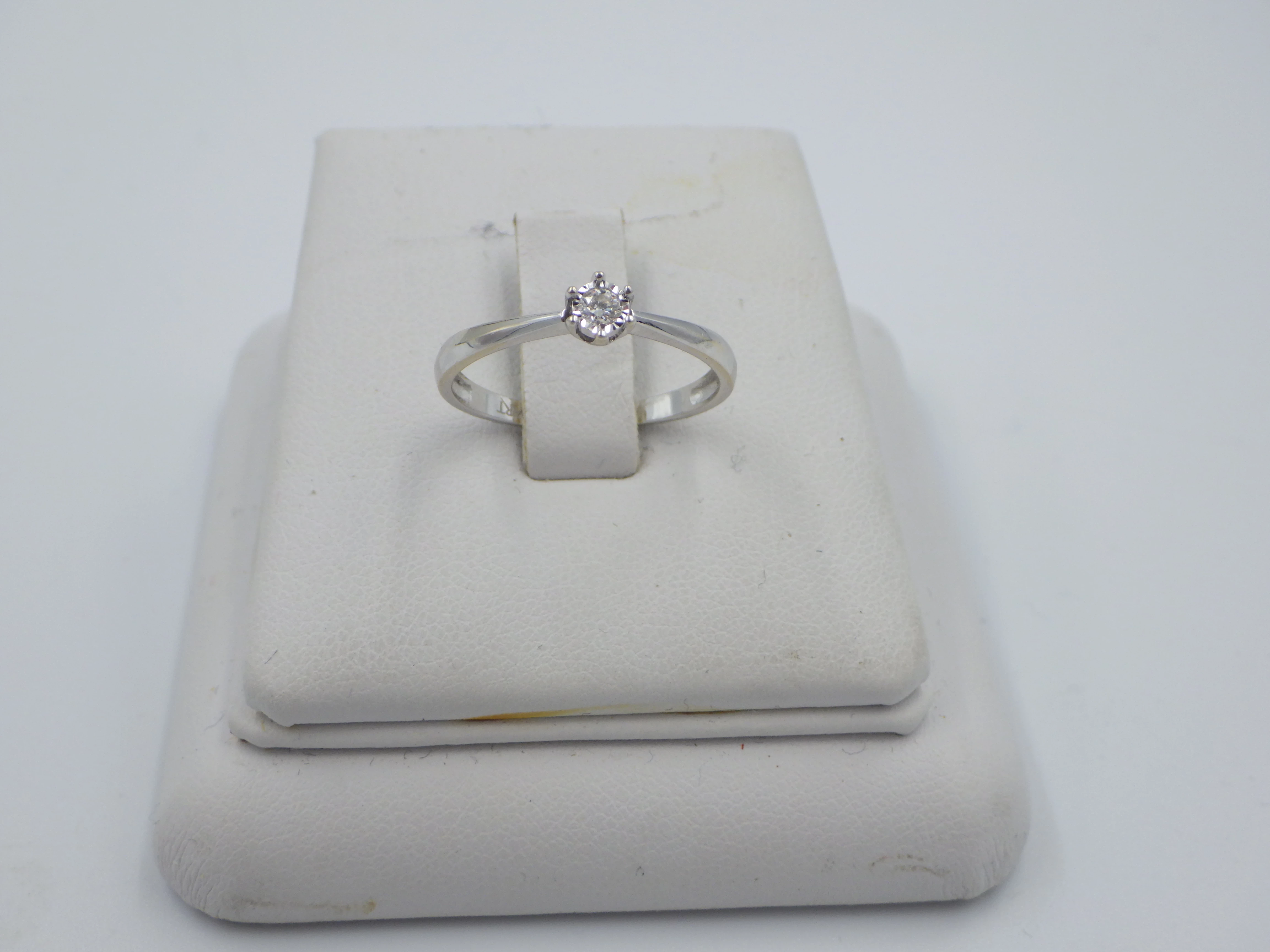 pierscionek-z-diamentem-apart-zloto-585-142g-stan-uzywany