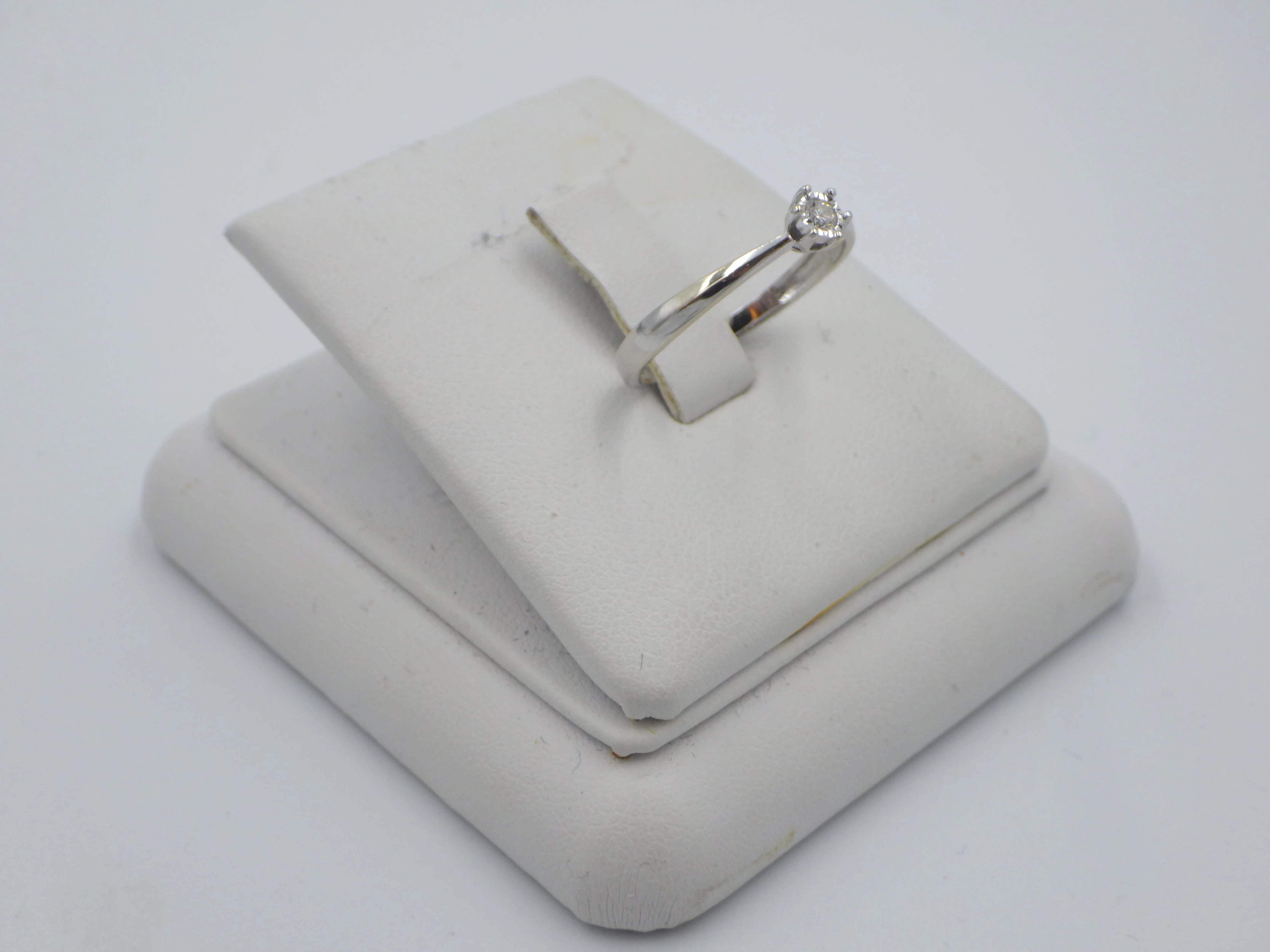 pierscionek-z-diamentem-apart-zloto-585-142g-rodzaj-klasyczne